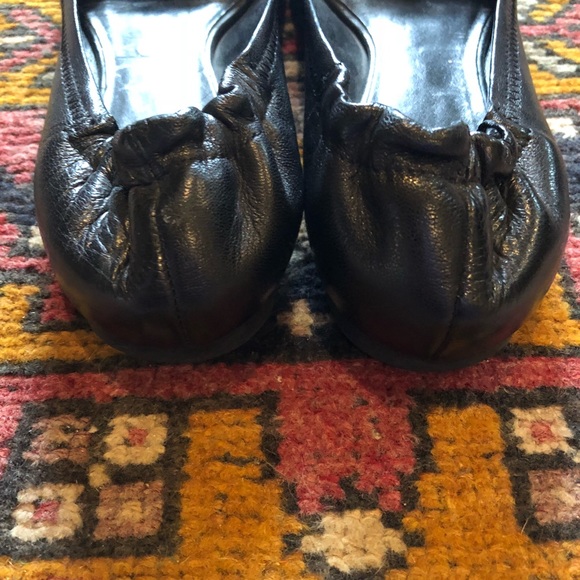 Black Tory Burch ballet flats with gold emblem - Picture 5 of 6